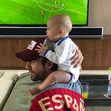 Das WM-Fieber packt sogar die goldigsten Promi-Babys! Enrique Iglesias uns Söhncgen Nicholas feuern das spanische Team an. 