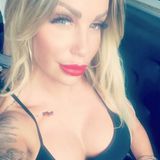 Gina Lisa Lohfink hat sich passend zur deutschen Flagge knallroten Lippenstift aufgetragen.