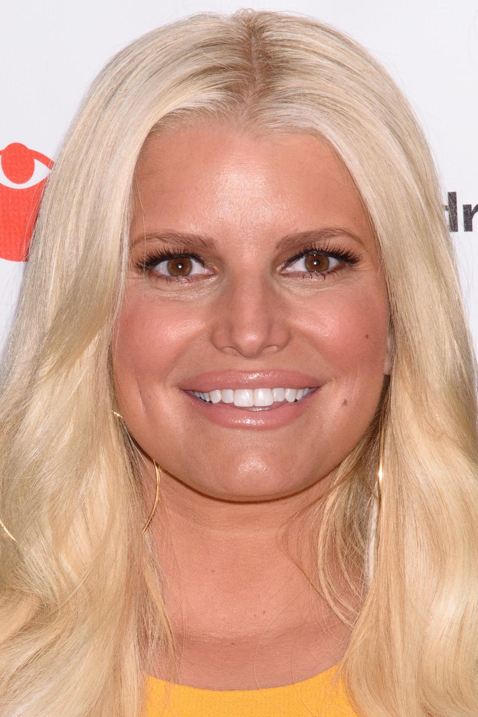 Denn so kennen wir die Blondine: Gestylt und mit strahlend weißen Zähnen - so präsentiert sich Jessica Simpson normalerweise in der Öffentlichkeit. Denn so kennen wir die Blondine: Gestylt und mit strahlend weißen Zähnen - so präsentiert sich Jessica Simpson normalerweise in der Öffentlichkeit.