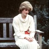Prinzessin Diana beweist schon früh Stilsicherheit und Modebewusstsein: Zu einem cremefarbenen Plisseerock kombiniert sie einen hellen Strickpullover und derbe, braune Boots. 