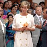 Auch Prinzessin Diana setzt auf den eleganten Stil eines solchen Kleides: Sie entscheidet sich für eine doppelreihige, goldene Knopfleiste und schwarz-weiße Pumps. 