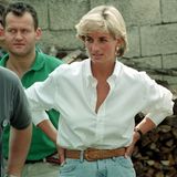 Auch Prinzessin Diana weiß, wie sie das schicke, weiße Hemd cool stylt und kombiniert es aufgeknöpft zu Jeans und breitem Gürtel. 