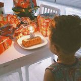 19. Juni 2018  Alessio entdeckt seinen Geburtstagstisch. Viele Geschenke warten auf den jetzt Dreijährigen. 
