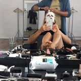 Mindestens genauso unterhaltsam wie ihre Moderationen sind Barbara Schönebergers Instagram-Posts. Der beliebte TV-Star gewährt auf dem Kanal regelmäßig Einblicke in ihren Alltag als Moderatorin und Sängerin. Hier schickt sie Grüße aus Maske, in Form eines witzigen Selfies. 