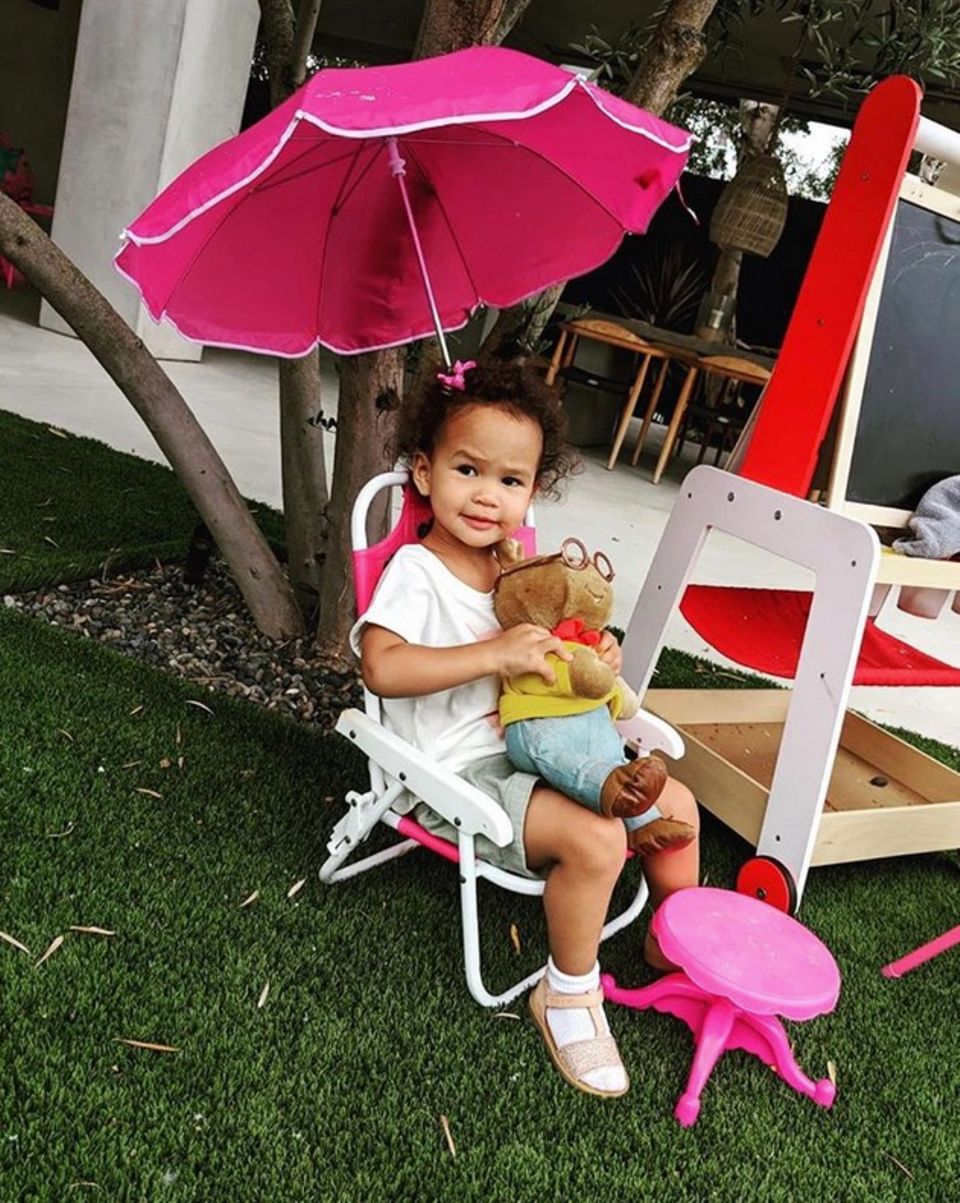 21. Juni 2018 Chrissy Teigen teilt diesen zuckersüßen Schnappschuss von Tochter Luna. Die Zweijährige hat es sich, mit einem Plüschtier in einem pinken Campingstuhl gemütlich gemacht. 21. Juni 2018 Chrissy Teigen teilt diesen zuckersüßen Schnappschuss von Tochter Luna. Die Zweijährige hat es sich, mit einem Plüschtier in einem pinken Campingstuhl gemütlich gemacht.