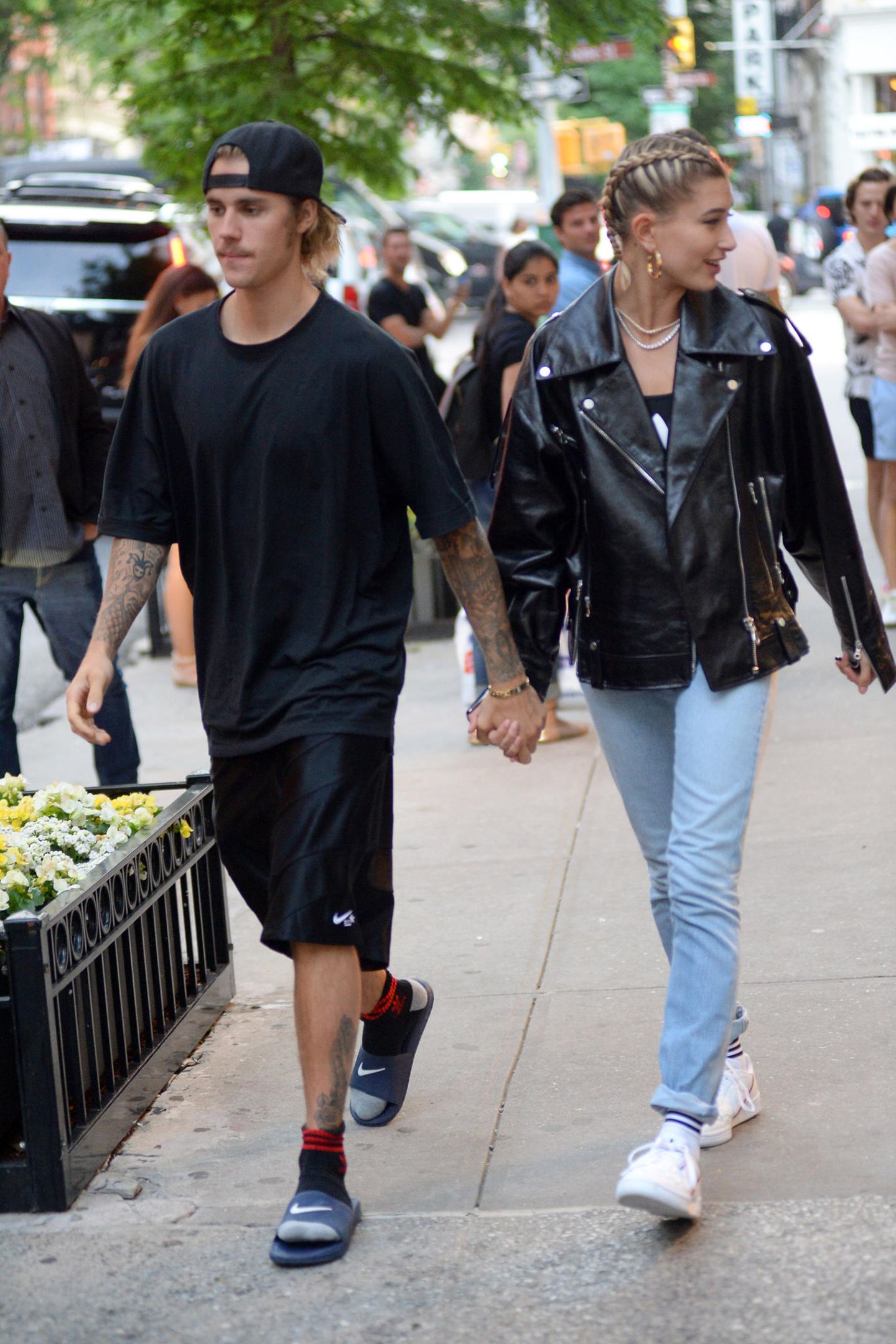 21. Juni 2018  Justin und Hailey genießen die gemeinsame Zeit zu zweit in vollen Zügen! Frisch verliebt Hand in Hand schlendert das Pärchen durch die Straßen von New York. 