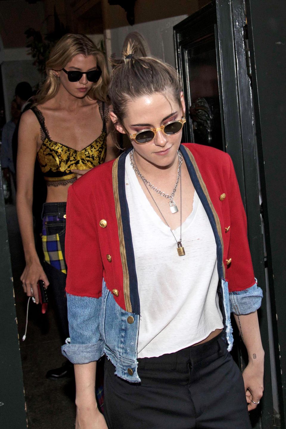 Kristen Stewart und ihre Freundin und Topmodel Stella Maxwell sind bei Versace zu Gast gewesen.
