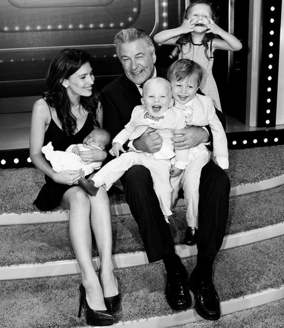 17. Juni 2018 Zum Vatertag teilt Hilaria Baldwin die frisch gebackene Vierfach-Mama Hilaria Baldwin ein süßes Familienfoto auf Instagram. 17. Juni 2018 Zum Vatertag teilt Hilaria Baldwin die frisch gebackene Vierfach-Mama Hilaria Baldwin ein süßes Familienfoto auf Instagram.