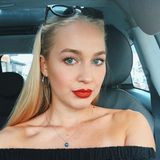 Nach ihrer erfolglosen Teilnahme bei "Bachelor in Paradise" zeigt sie sich jetzt mit deutlich volleren Lippen auf Instagram. Eine Frankfurter Schönheitsklinik dokumentiert via Social Media, dass Svenja sich mit Hyaluron prallere Lippen zaubert und sie setzt diese mit knallrotem Lippenstift zusätzlich in Szene. 