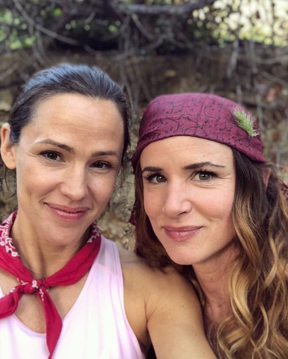 Nein, das sind nicht Schwestern: Die Schauspielerinnen Jennifer Garner und Juliette Lewis verbindet eine enge Freundschaft. Garner beschreibt Lewis mit den liebevollen Worten: wunderschön, zäh und nicht von dieser Welt. Nein, das sind nicht Schwestern: Die Schauspielerinnen Jennifer Garner und Juliette Lewis verbindet eine enge Freundschaft. Garner beschreibt Lewis mit den liebevollen Worten: wunderschön, zäh und nicht von dieser Welt.