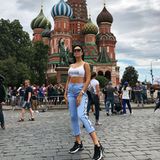 Georgina Rodríguez, Cristiano Ronaldos Liebste, erkundet Moskau. Auf dem Foto steht sie vor der Basilius-Kathedrale.