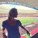 Ex-Skirennläuferin Maria Höfl-Riesch bestaunt das Fußballstadion in Luschniki.