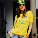Die Fans der brasilianischen Nationalmannschaft zeigen sich optisch weltmeisterlich: Supermodel Alessandra Ambrosio ist da keine Ausnahme.