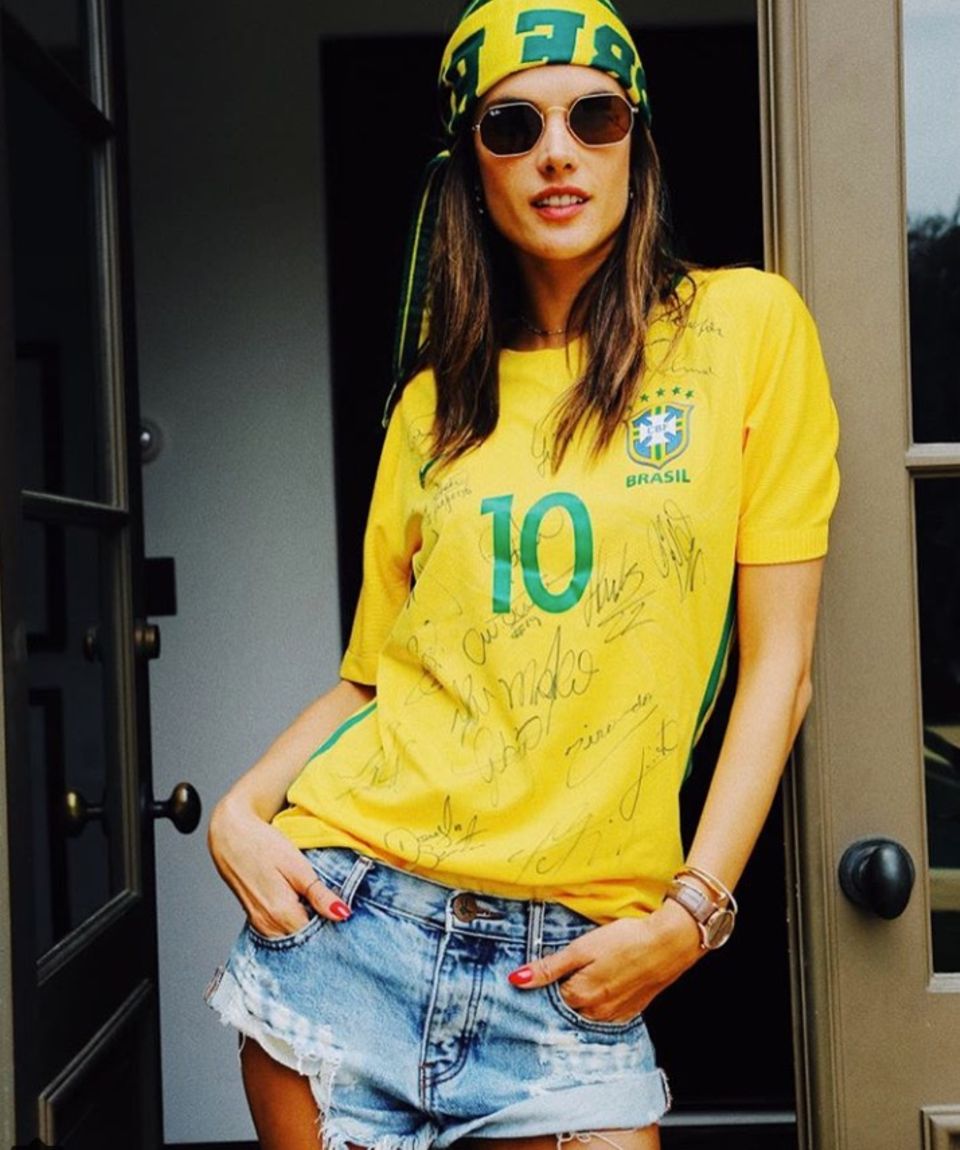 Die Fans der brasilianischen Nationalmannschaft zeigen sich optisch weltmeisterlich: Supermodel Alessandra Ambrosio ist da keine Ausnahme.