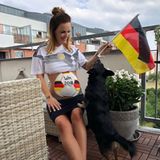 Ex-Bachelor-Kandidatin Denise Temlitz freut sich schön schwanger auf das Spiel Deutschland gegen Schweden.