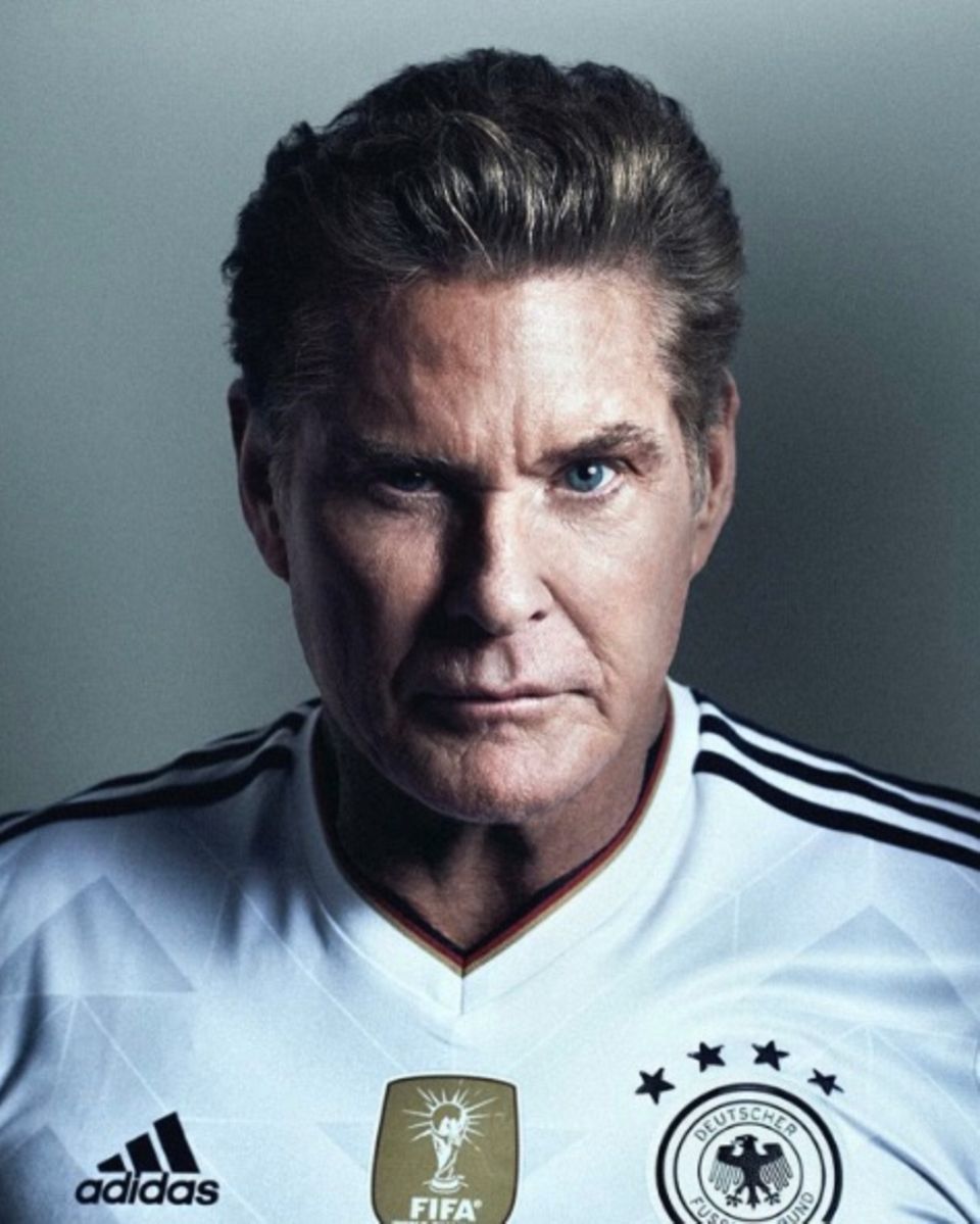 "Alles klar, Deutschland wird gewinnen. Ihr könnt drauf zählen ... The Hoff hat gesprochen", postet ein Deutschlandtrikot tragender David Hasselhoff. Na dann sollte ja nichts mehr schief gehen können. "Alles klar, Deutschland wird gewinnen. Ihr könnt drauf zählen ... The Hoff hat gesprochen", postet ein Deutschlandtrikot tragender David Hasselhoff. Na dann sollte ja nichts mehr schief gehen können.
