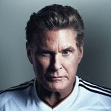 "Alles klar, Deutschland wird gewinnen. Ihr könnt drauf zählen ... The Hoff hat gesprochen", postet ein Deutschlandtrikot tragender David Hasselhoff. Na dann sollte ja nichts mehr schief gehen können.