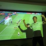 Deutschlandfan David Hasselhoff freut sich über das großartige Tor von Toni Kroos und gratuliert zum Zitter-Sieg gegen Schweden.