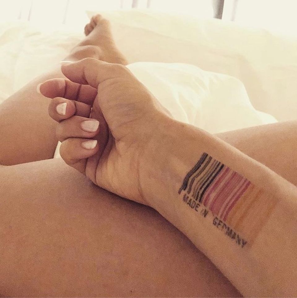 Annemarie Carpendale bekennt Farbe: Ein Barcode in den Farben der Deutschlandfahne mit den Worten: "Made in Germany" schmückt ihren rechten Unterarm. Die Euphorie in Ehren: Wir hoffen mal trotzdem, dass es sich um kein echtes Tattoo handelt. Annemarie Carpendale bekennt Farbe: Ein Barcode in den Farben der Deutschlandfahne mit den Worten: "Made in Germany" schmückt ihren rechten Unterarm. Die Euphorie in Ehren: Wir hoffen mal trotzdem, dass es sich um kein echtes Tattoo handelt.