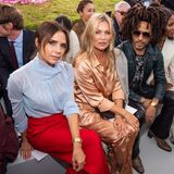 Verkehrte Welt: Während Victoria Beckham für gewöhnlich ihre eigenen Kollektionen auf dem Laufsteg präsentieren lässt, nimmt sie bei der Dior Homme Show in Paris selbst Platz in der Front-Row. Ihr Look? Farbenfroh! Die Designerin trägt eine hellblaue, leicht transparente Bluse zu einer roten Hose.