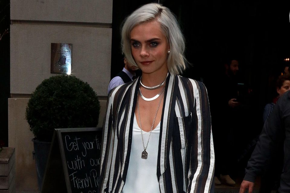 Kendall Jenner machts vor: Model Cara Delevingne rockt ihr weißes Outfit mit einem gestreiften Blazer auf. Model Cara Delevingne rockt ihr weißes Outfit mit einem gestreiften Blazer auf.