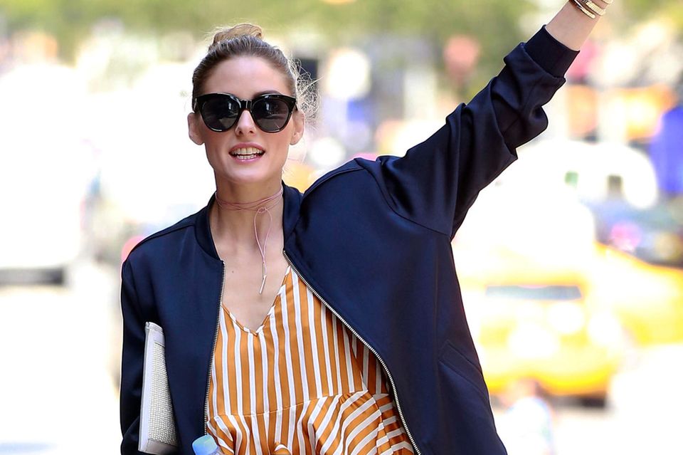 Kendall Jenner machts vor: So cool! It-Girl Olivia Palermo in einem gestreiften Jumpsuit. So cool! It-Girl Olivia Palermo in einem gestreiften Jumpsuit.