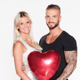 "Love Island"-Liebespaar Stephanie Schmitz (23) und ihr Verlobter Julian Evangelos (25)