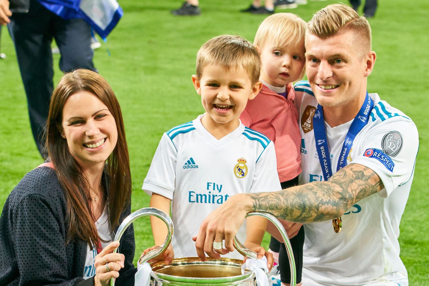 Toni Kroos mit seiner Frau Jessica und den gemeinsamen Kindern Leon und Amelie. Hier feiert die Familie den Champions-League-Gewinn von Real Madrid im Mai 2018