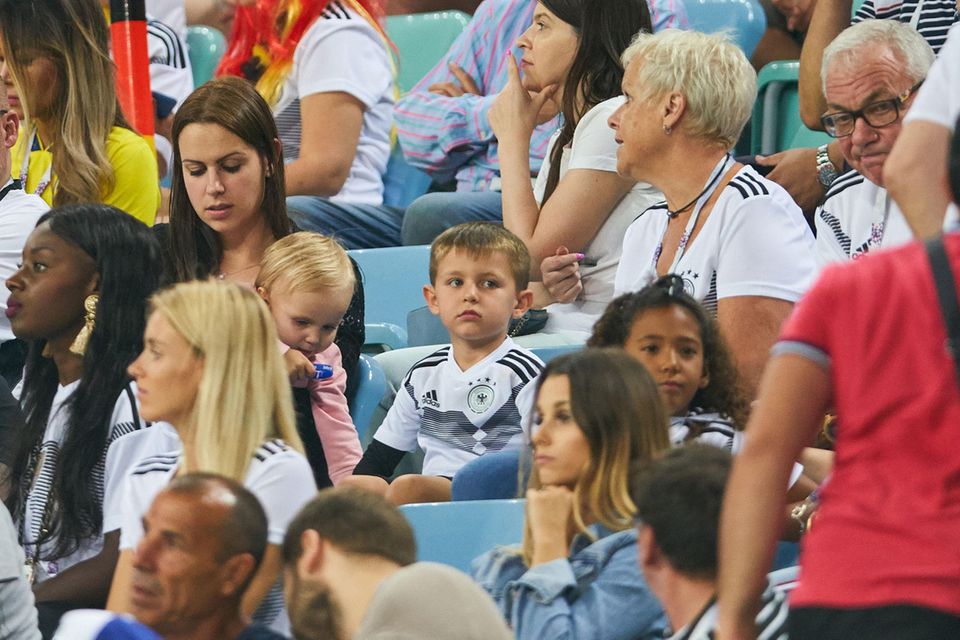 Jessica Kroos ist mit Tochter Amelie und Sohn Leon ins Stadion nach Sotschi gekommen, um Toni Kroos im Spiel gegen Schweden zu unterstützen 