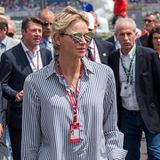 Sportlich-elegant zeigt sich Fürstin Charléne von Monaco beim Formel 1 Grand Prix von Frankreich. Ihre Sonnenbrille und ihre Ausstrahlung machen sie zum absoluten Hingucker auf der Rennstrecke - dabei trägt sie eigentlich einen für sie eher lässigen Look ... 