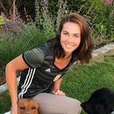 Noch sportlicher als der grau-grüne WM-Style von Thomas Müllers Frau Lisa ist der Trikot-Look der Familienhunde Micky und Murmel. Zusammen drücken die drei alle Daumen und Pfoten.