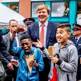22. Juni 2018  Zumindest für einen schönen Moment mit zwei kleinen royalen Fans kann König Willem-Alexander nach dem schweren Schicksalsschlag, dem Tod vom Máximas Schwester Inés, wieder lachen. Dieses Gute-Laune-Foto entstand bei der Eröffnung einer sozialen Wohnanlage in Amsterdam.