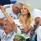 Stylisches WM-Debüt: Marco Reus schießt das erste Tor gegen die Schweden, und seine Freundin, Model Scarlett Gartmann jubelt ihm erstmals von der Stadion-Tribüne in Sotchi zu. Natürlich im Deutschland-Trikot.