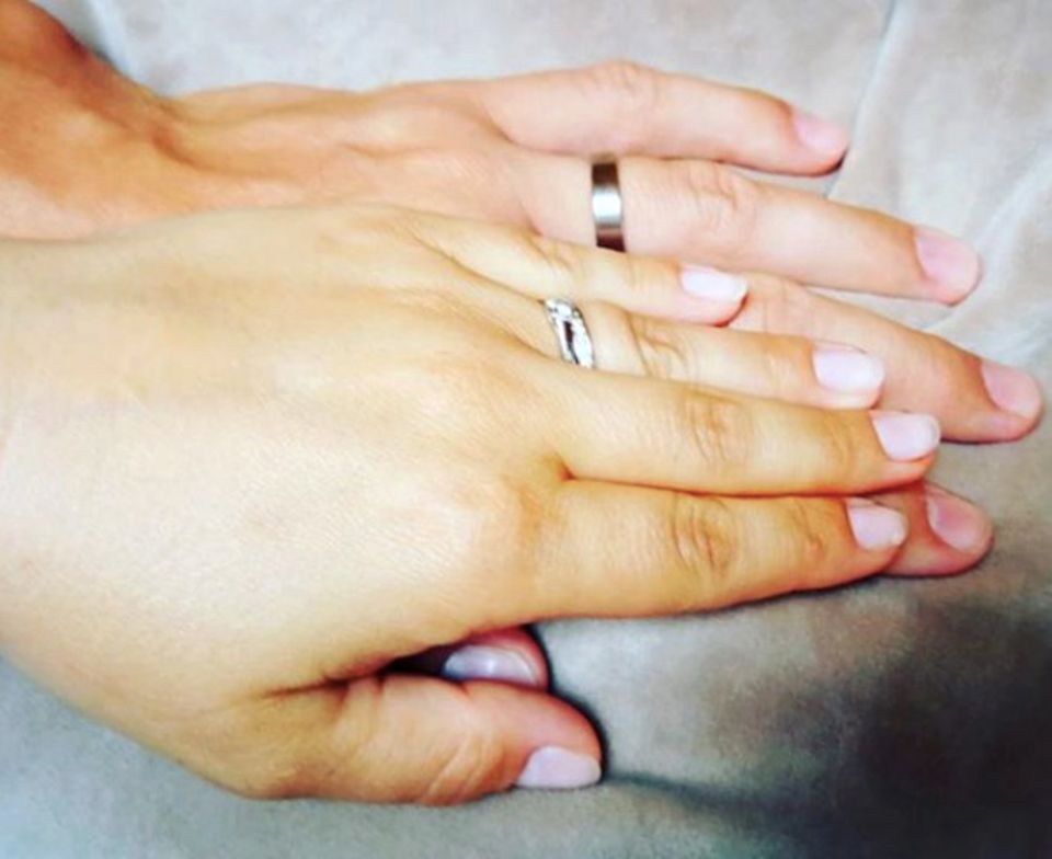 "Endlich verheiratet" schreibt die ehemalige GZSZ-Schauspielerin Sarah Tkotsch zu diesem Posting auf Instagram. Ein knappes halbes Jahr nach Bekanntgabe ihrer Verlobung ist die 30-Jährige nun glücklich verheiratet. Von August 2007 bis September 2010 spielte Sarah die Lucy Cöster bei "Gute Zeiten schlechte Zeiten". "Endlich verheiratet" schreibt die ehemalige GZSZ-Schauspielerin Sarah Tkotsch zu diesem Posting auf Instagram. Ein knappes halbes Jahr nach Bekanntgabe ihrer Verlobung ist die 30-Jährige nun glücklich verheiratet. Von August 2007 bis September 2010 spielte Sarah die Lucy Cöster bei "Gute Zeiten schlechte Zeiten".