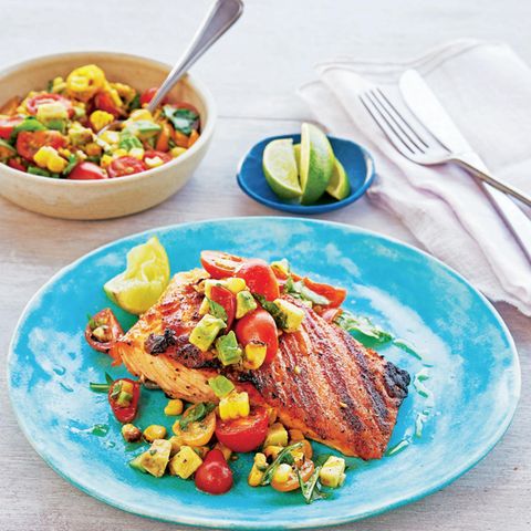 Lachsfilet mit Salsa aus gegrilltem Mais, Tomaten und Avocado 