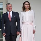 Für ihr Treffen mit den Trumps wählt Königin Rania ein helles Pastell-Outfit, das sie nur so strahlen lässt. Selbst ihre Handtasche passt perfekt zu dem rosa Look.