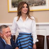 Königin Rania ist nicht nur in Sachen Style total up to date. Zu ihrem trendigen Outfit hat sie Technik an sich, die ebenfalls extrem modern ist. An ihrem linken Handgelenk trägt sie nämlich eine iWatch. Was für eine High-Tech-Queen.