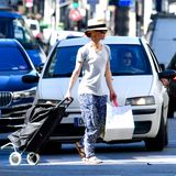 Einen Superstar mit Hackenporsche sieht man auch nicht alle Tage: Die Sängerin und Schauspielerin Vanessa Paradis, Ex-Freundin von Johnny Depp und Mutter seiner beiden Kinder, überquert mit ihrem Einkaufsroller eine Pariser Straße.