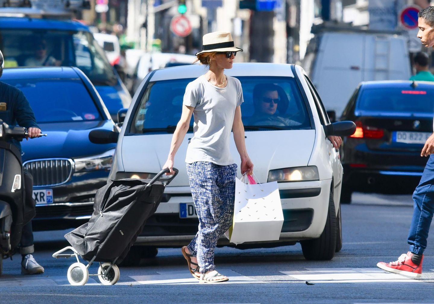 Einen Superstar mit Hackenporsche sieht man auch nicht alle Tage: Die Sängerin und Schauspielerin Vanessa Paradis, Ex-Freundin von Johnny Depp und Mutter seiner beiden Kinder, überquert mit ihrem Einkaufsroller eine Pariser Straße.