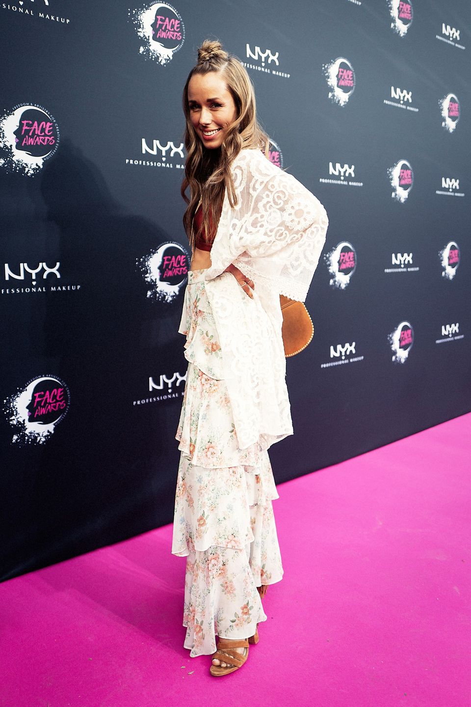 Vor knapp sechs Wochen ist Moderatorin Annemarie Carpendale zum ersten Mal Mutter geworden. Nun zeigt sich die 40-Jährige das erste Mal wieder auf einem Red Carpet. In diesem Fall war es der pinke Teppich bei den NYX Face Awards in Berlin. Ihr Outfit: Ein sexy Hippie-Look ... Vor knapp sechs Wochen ist Moderatorin Annemarie Carpendale zum ersten Mal Mutter geworden. Nun zeigt sich die 40-Jährige das erste Mal wieder auf einem Red Carpet. In diesem Fall war es der pinke Teppich bei den NYX Face Awards in Berlin. Ihr Outfit: Ein sexy Hippie-Look ...