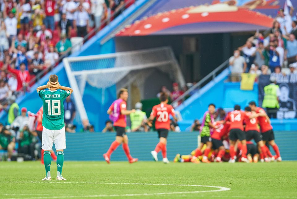 Fassungslos schaut Joshua Kimmich den Südkoreanern beim Feiern zu. Fassungslos schaut Joshua Kimmich den Südkoreanern beim Feiern zu.
