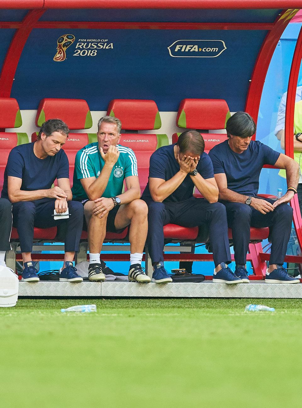 Sprachlosigkeit beim Bundestrainer und seinem Team: Marcus Sorg, Andreas Köpke, Thomas Schneider und Jogi Löw nach dem desaströsen Ausscheiden der deutschen Nationalmannschaft.