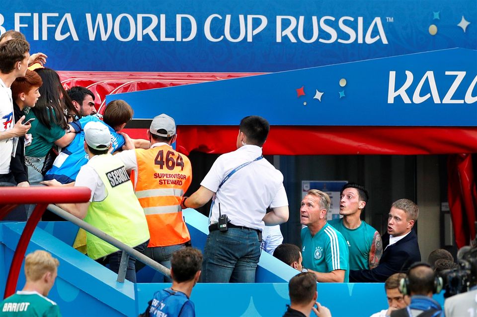 Mesut Özil sauer: Mesut Özil streitet mit ein paar Zuschauern Mesut Özil streitet mit ein paar Zuschauern