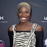 Plötzlich blond! Tänzerin Nikeata Thompson überrascht bei den NYX Face Awards in Berlin mit blonden Haaren. Ein ganz neuer Look für die 37-Jährige.