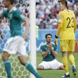 Da hilft auch Beten nicht: Mats Hummels hat mit seinem Kopfball fast für das 1:0 der Deutschen gesorgt. Leider hat Südkoreas Torwart die große Chance verhindern können.