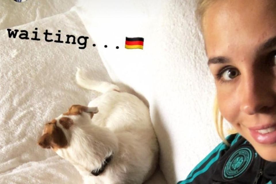 Nina Neuer, die Ehefrau von Manuel Neuer, schaut mit ihrem Hund auf der Couch das Spiel Südkorea gegen Deutschland