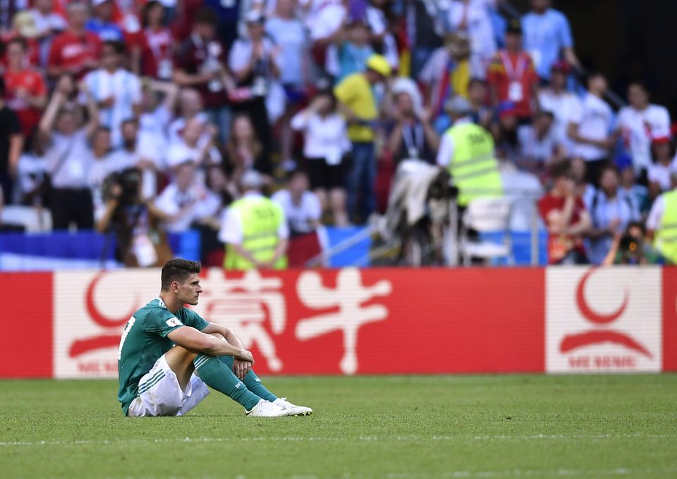 Auch Stürmer Mario Gomez hat seine Chancen für ein mögliches Siegtor nicht nutzen können: Nach der Niederlage braucht er erst mal einen Moment für sich.
