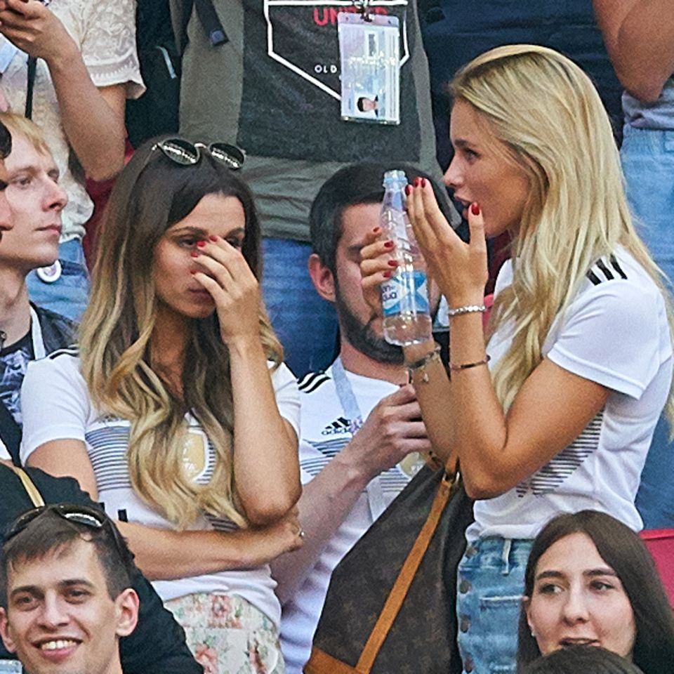Christina Ginter (l.) und Scarlett Gartmann (2.v.l.) können das Aus von Deutschland bei der WM nicht fassen. Auch Amine Gülse (r.) ist geschockt, schlägt die Hände vor dem Mund zusammen.