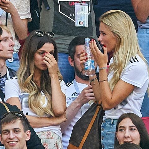Christina Ginter (l.) und Scarlett Gartmann (2.v.l.) können das Aus von Deutschland bei der WM nicht fassen. Auch Amine Gülse (r.) ist geschockt, schlägt die Hände vor dem Mund zusammen.