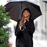 Selbst ein verregneter Tag in New York scheint Heidi Klums guter Stimmung nichts anhaben zu können. Ob ihre junge Liebe zu Tom Kaulitz der Grund ist, bleibt Heidis kleines Geheimnis.